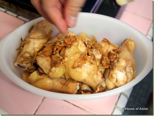 adding salted fish to chicken before steaming