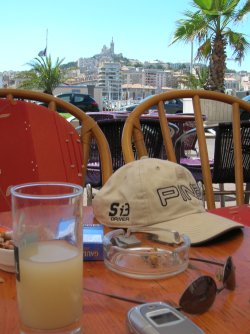 Un pastis sur le Vieux-Port de Marseille, la Bonne-Mère en ligne de mire : le rêve...!