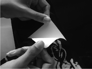 Manipule seu skin com as mãos lavadas com o detergente para não deixar a oleosidade atrapalhar a aderencia.