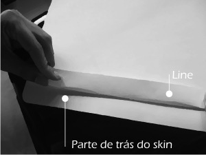 Esta será a faixa que deverá ser colada primeiro. Dobre o line para expor a superfície aderente.