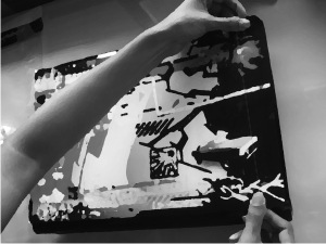 Alinhe seu skin com a tampa e cole a faixa exposta.