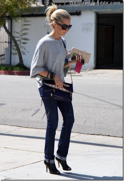 Ashley Tisdale Out Los Angeles JlBr3cwVdv7l