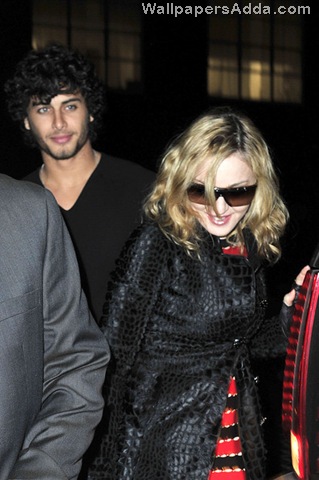 [Madonna+Jesus+Luz+wearing+red+Kabbalah+bracelet+VJNBiZ1aNDwl[2].jpg]