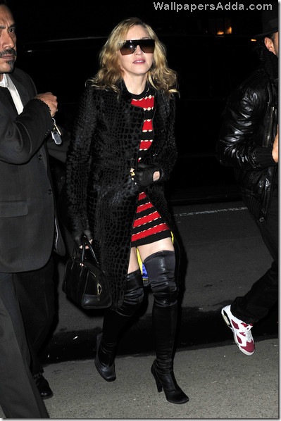 Madonna Jesus Luz wearing red Kabbalah bracelet Cn4kM_fC5sVl
