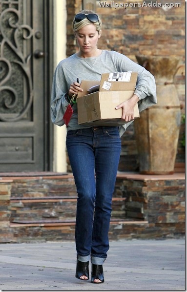 Ashley Tisdale Leaving Haylie Duff House _mRMiKrwteUl