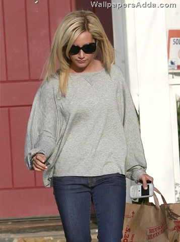 [Ashley+Tisdale+Leaving+Haylie+Duff+House+GbQML_RiCQnl[2].jpg]