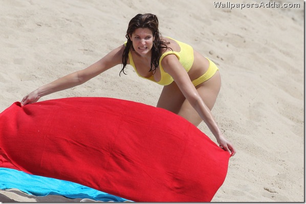 Stephanie shines in yellow Vtoh7MUt-Jkl