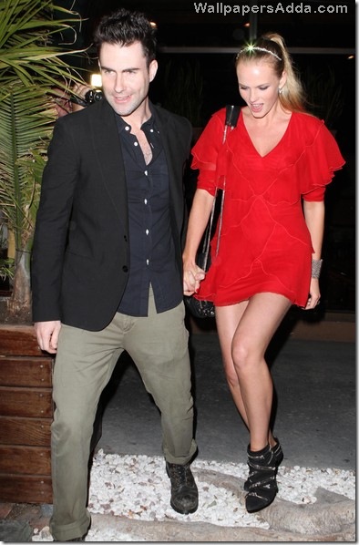 Adam Levine Anne Vyalitsyna Out Dinner Madeo MFW3vjNWIgnl