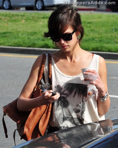 [Jessica+Alba+Meeting+Up+Friend+Brentwood+Sw6bfvpV37ul[2].jpg]