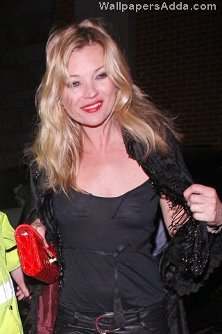 [braless+Kate+Moss+flashes+little+more+smile+Z6NJwnXFMSvl[2].jpg]