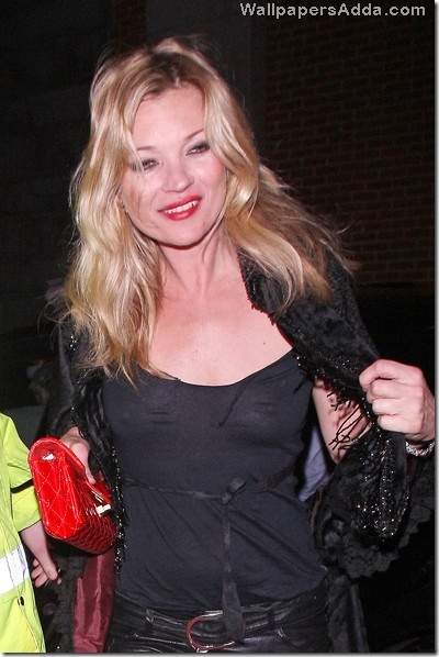 braless Kate Moss flashes little more smile Z6NJwnXFMSvl