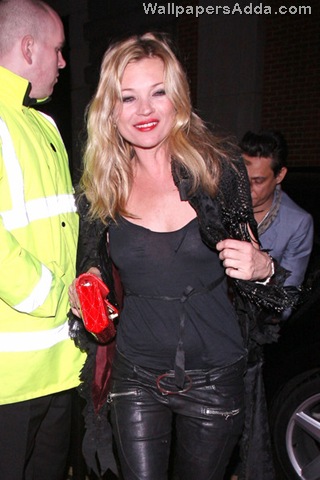 [braless+Kate+Moss+flashes+little+more+smile+McESD3j04jkl[2].jpg]