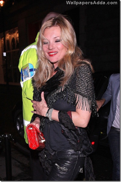 braless Kate Moss flashes little more smile pskMK-sUzeYl