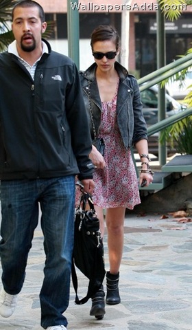 [Jessica+Alba+Out+Brentwood+mMaMkrrT9jfl[2].jpg]