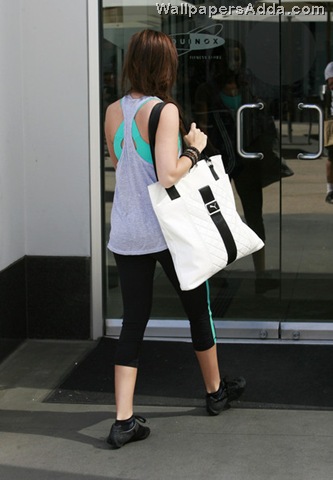 [Ashley+Tisdale+Arriving+Equinox+Gym+HcUSV3847evl[2].jpg]