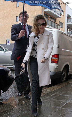 [Kylie+s+white+coat+KsXrOeP_jDvl[2].jpg]