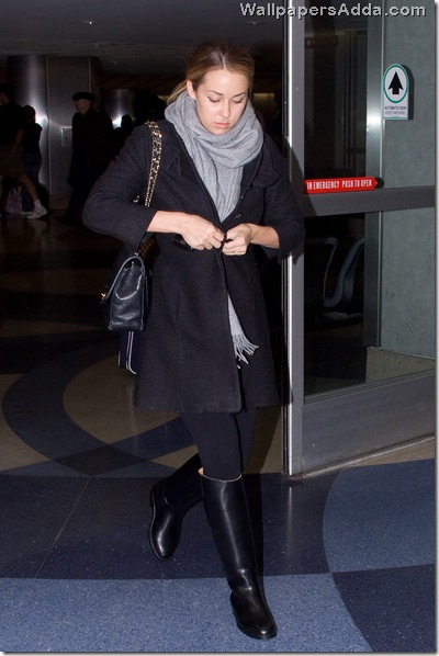 Lauren bundles up jDZjJcXDY-Wl