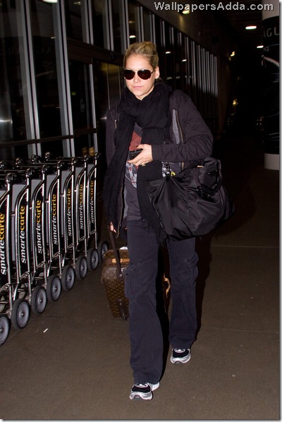 Anna hails a cab _Cqx3OOkaRBl