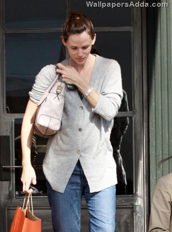 [Jennifer+Garner+Leaving+Restaurant+Santa+Monica+YzlXR40QXSIl[2].jpg]