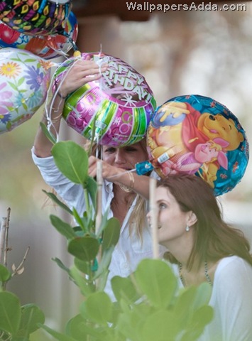[Cameron+Diaz+Fights+Birthday+Balloons+Poolside+KINQMHYLz78l[2].jpg]
