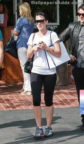 [Katy+Perry+Out+Shopping+Fred+Segal+2+wE47q9Kkt7il[2].jpg]