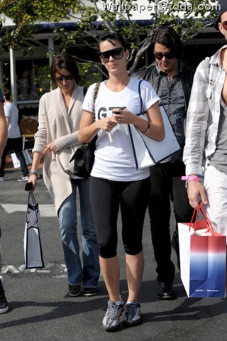 [Katy+Perry+proves+even+pop+stars+bad+skin+Sqcigxq7m_0l[2].jpg]