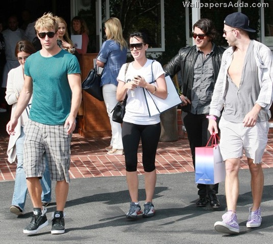 [Katy+Perry+Out+Shopping+Fred+Segal+2+9BOouYz6MeWl[3].jpg]