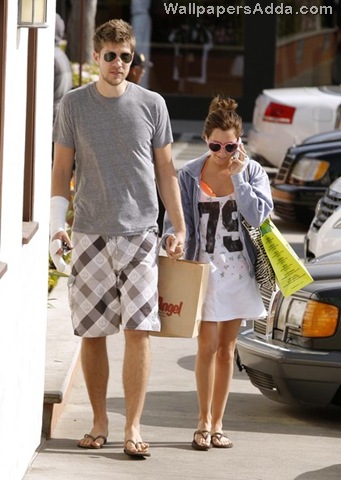 [Ashley+Tisdale+Scott+Speer+Out+Shopping+Malibu+vkUKERzfCrnl[2].jpg]
