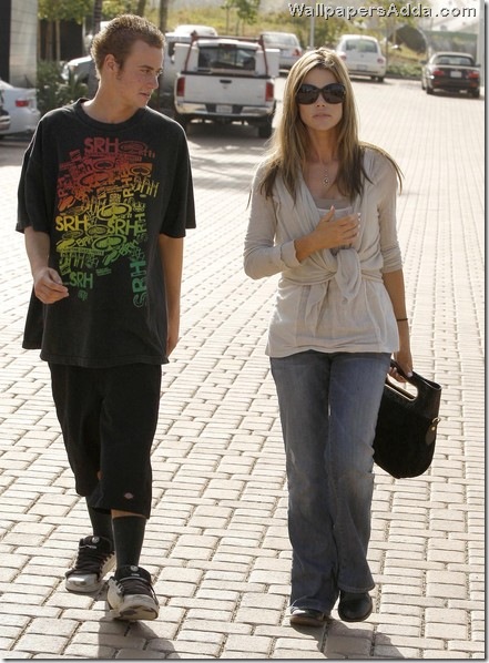 Denise Richards Out Shopping Malibu bDyzfV3MQ0Il