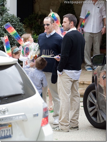 Garner Affleck celebrate Easter a5-Mjz4_TXyl