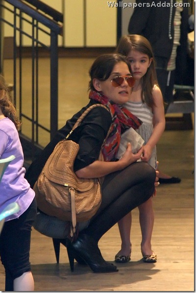Katie Holmes daughter Suri Cruise spotted T6zcHb4RUfYl