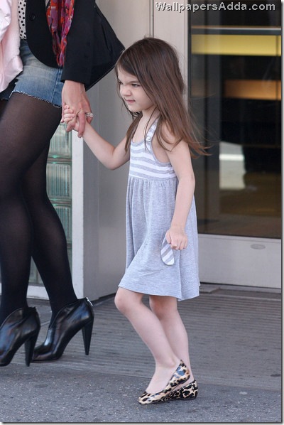 Katie Holmes daughter Suri Cruise spotted xatxiEzPwhBl