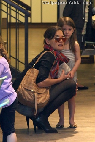 [Katie+Holmes+daughter+Suri+Cruise+spotted+T6zcHb4RUfYl[2].jpg]