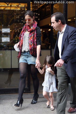 [Katie+Holmes+daughter+Suri+Cruise+spotted+HOHr3oKxs_Jl[2].jpg]