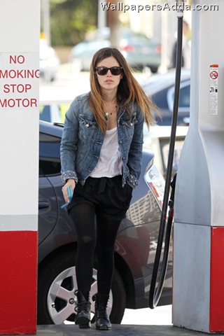 [Actress+Rachel+Bilson+sports+denim+jacket+5e_MivZOSOdl[2].jpg]