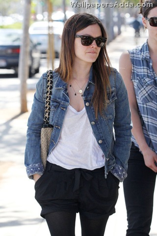 [Actress+Rachel+Bilson+sports+denim+jacket+ciEwCvkn_nRl[2].jpg]