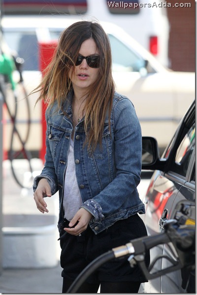 Actress Rachel Bilson sports denim jacket OsovfkAtYmpl