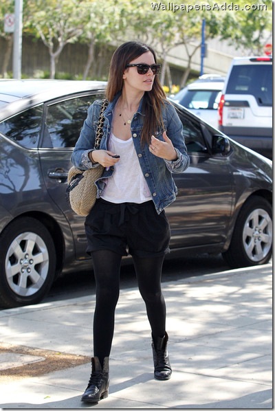 Actress Rachel Bilson sports denim jacket TQxxmtisupwl