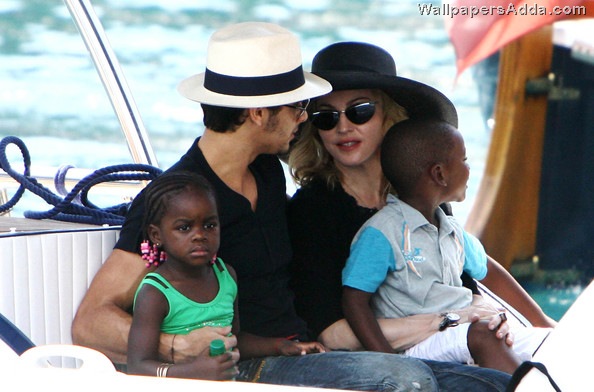 [Madonna+s+boat+ride+0lzG8ZinYS9l[3].jpg]