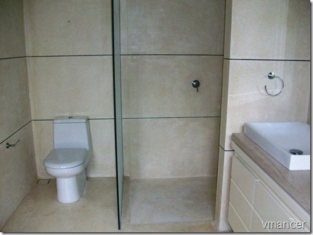 penggunaan teraso pada lantai dan pebble wash pada dinding kamar mandi