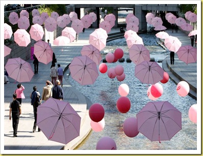 Sombrillas y globos rosas volaron por las calles de Seúl, Corea, como una de las promociones en el marco de la lucha contra el cáncer de mamas