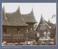 Exterieur van een Minangkabouhuis in Padang Pandjang op Sumatra