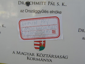 Schmitt Pál, Köztársasági elnök A XXI. század első évtizedének végén, negyvenhat év megszállás, diktatúra és az átmenet két zavaros évtizede után Magyarország visszaszerezte az önrendelkezés jogát és képességét.  A magyar nemzet önrendelkezésért vívott küzdelme 1956-ban egy dicsőséges, de végül vérbe fojtott forradalommal kezdődött. A küzdelem a rendszerváltás politikai paktumaival folytatódott, és végül szabadság helyett kiszolgáltatottságba, önállóság helyett eladósodásba, felemelkedés helyett szegénységbe, remény, bizakodás és testvériség helyett mély lelki, politikai és gazdasági válságba torkollott. A magyar nemzet 2010 tavaszán még egyszer összegyűjtötte maradék életerejét, és a szavazófülkékben sikeres forradalmat vitt véghez.  A győzelmet a magyar emberek a régi rendszer megdöntésével és egy új rendszer, a Nemzeti Együttműködés Rendszerének megalapításával vívták ki. A magyar nemzet e történelmi tettével arra kötelezte a megalakuló Országgyűlést és a felálló új kormányt, hogy elszántan, megalkuvást nem ismerve és rendíthetetlenül irányítsák azt a munkát, amellyel Magyarország fel fogja építeni a Nemzeti Együttműködés Rendszerét.  Mi, a Magyar Országgyűlés képviselői kinyilvánítjuk, hogy a demokratikus népakarat alapján létrejött új politikai és gazdasági rendszert azokra a pillérekre emeljük, amelyek nélkülözhetetlenek a boldoguláshoz, az emberhez méltó élethez és összekötik a sokszínű magyar nemzet tagjait. Munka, otthon, család, egészség és rend lesznek közös jövőnk tartóoszlopai.  A Nemzeti Együttműködés Rendszere minden magyar számára nyitott, egyaránt részesei a határon innen és túl élő magyarok. Lehetőség mindenki számára és elvárás mindenki felé, aki Magyarországon él, dolgozik és vállalkozik.  Szilárd meggyőződésünk, hogy a Nemzeti Együttműködés Rendszerében megtestesülő összefogással képesek leszünk megváltoztatni Magyarország jövőjét, erőssé és sikeressé tenni hazánkat. Ez a roppant erőket felszabadító összefogás minden magyar embert, legyen bármilyen korú, nemű, vallású, politikai nézetű, éljen bármely pontján a világnak, nagy reményekre jogosít, és hosszú évtizedek után megadja a lehetőséget, hogy a magyarok végre megvalósíthassák saját céljaikat. Erre tesszük fel életünk most következő éveit.  Magyar Országgyűlés 2010.