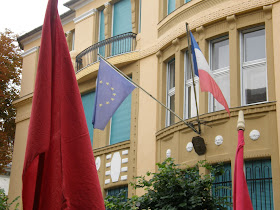 VI. kerület, Budapest, Francia Nagykövetség, Lendvay utca, Deák-Bárdos Ágnes, Tamás Gáspár Miklós, nein zu rassism, nemet a rasszizmusra, liberté, egalité VI. kerület, Budapest, Francia Nagykövetség, Lendvay utca 27, Deák-Bárdos Ágnes, Tamás Gáspár Miklós, photo, pictures, demonstration, képek