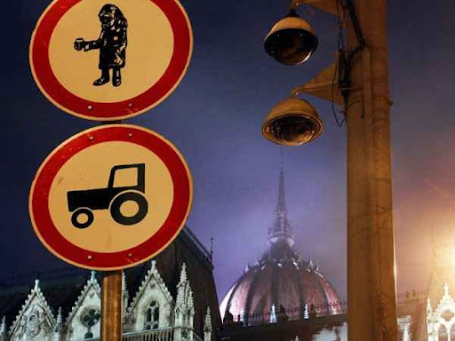 Budapest, Parlament, koldulni tilos tábla, traktorral behajtani tilos tábla,  