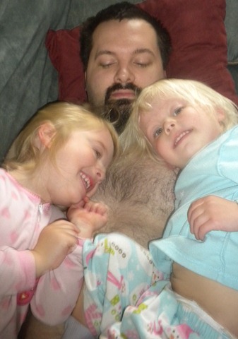 [7-1 Daddy and girls snuggling[4].jpg]