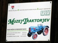 Tabla opozarja na muzej traktorjev