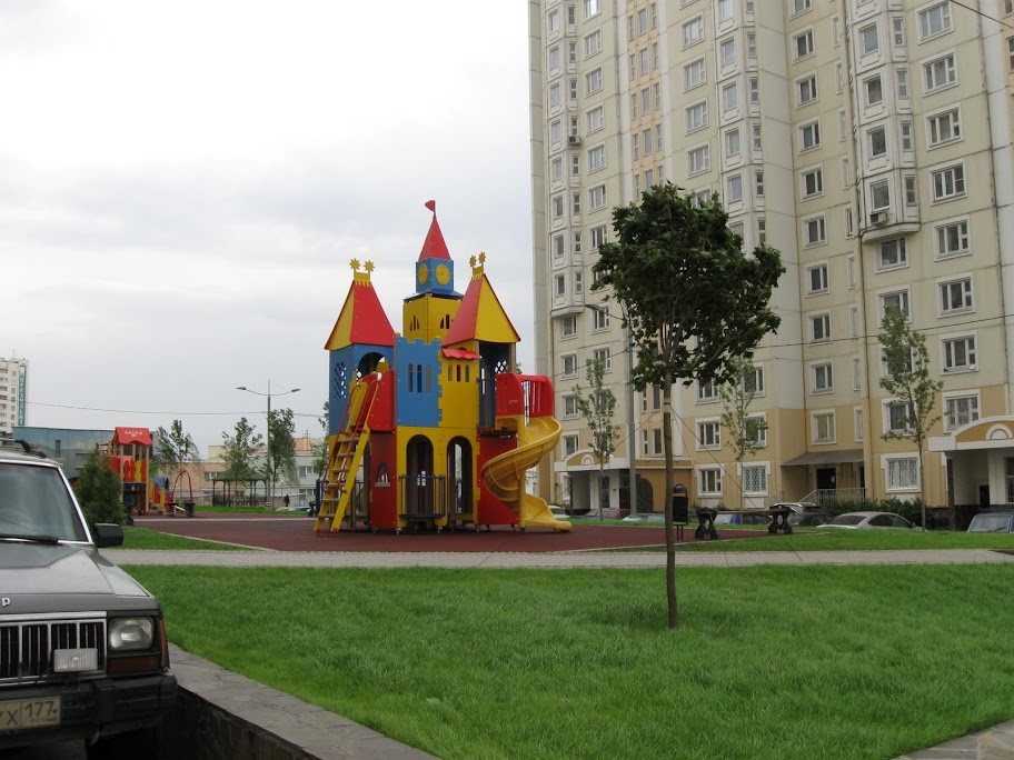 Чеченцы возводят победные боевые башни на улице Кадырова в Москве