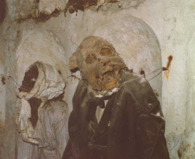 [world's bizarre catacombs 41[3].jpg]