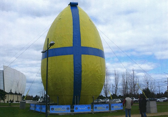 Guinness_Record_Worlds_Largest_Decorated_Easter_Egg_Freeport _Alcochete_Portugal_2008